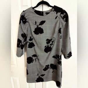 Ann Taylor Long Sleeve Shift Dress 4P Black Velvet Floral on Houndstooth Pattern